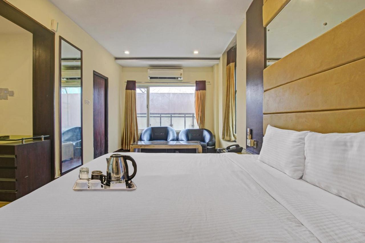 Oyo Townhouse 707 Grand Krishna Hotel Hyderabad Esterno foto